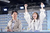 「氷結」リポート対決で勝利した仲川瑠夏（右）と、敗北して渋い顔のシソンヌじろう（左）