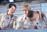 本物の氷でできたグラスに「氷結」を注ぐ仲川瑠夏とシソンヌ