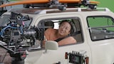 カーセンサーのCM撮影中のロバート秋山