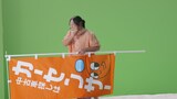カーセンサーのCM撮影中のロバート秋山