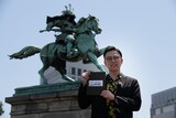 楠木正成公の像の前で、ガクテンソク奥田