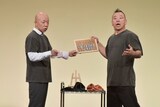 単独ライブ「暴音」のエンディングでグッズを紹介するバイきんぐ
