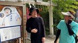 亀有香取神社で「キャプテン翼」を見つける土田晃之（左）とスピードワゴン井戸田（右）