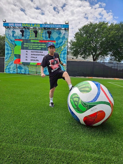 FIFAワールドカップ2026関連仕事でアメリカ・ダラスを訪れたウエストランド井口（タイタン提供）