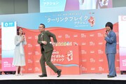 「気分を上げるダンス」を1人で披露するエバース町田（中央）