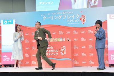 「気分を上げるダンス」を1人で披露するエバース町田（中央）
