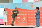 1人で踊るエバース町田（中央）