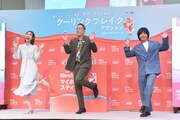 「『ブレンディ』マイボトルスティック」のイベントでダンスを披露するエバースと井桁弘恵（左）