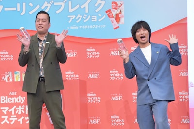 ダンスで決めポーズを披露するエバース