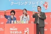 乾杯するエバースと井桁弘恵（中央）