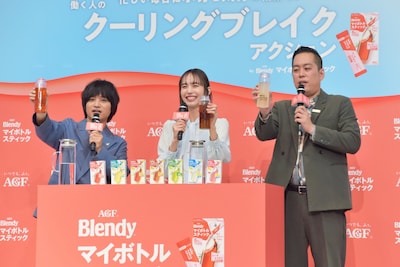 乾杯するエバースと井桁弘恵（中央）
