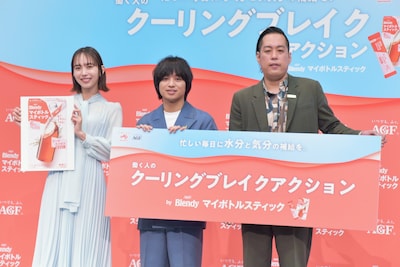 「『ブレンディ』マイボトルスティック」のイベントに登壇したエバースと井桁弘恵（左）
