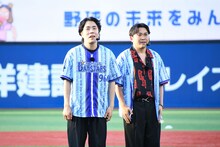 令和ロマンくるまが横浜スタジアムでセレモニアルピッチ、オズワルド伊藤は神妙な面持ちで見届ける