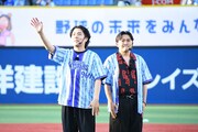ファンに手を振る令和ロマンくるま（左）と、神妙な面持ちのオズワルド伊藤（右）