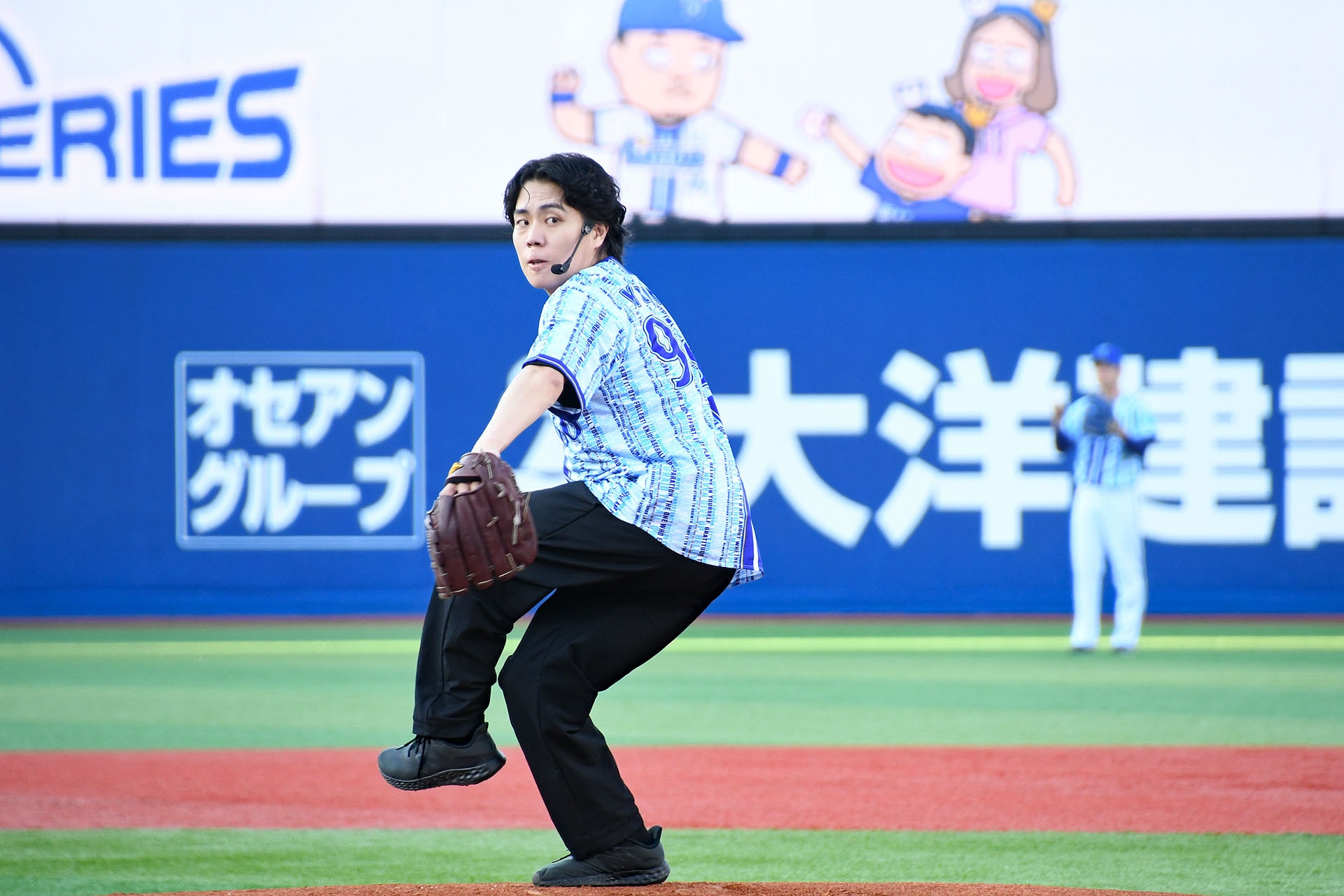 令和ロマンくるまが横浜スタジアムでセレモニアルピッチ、オズワルド伊藤は神妙な面持ちで見届ける