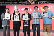 サンデーで活躍するマンガ家たちが描いた自身の似顔絵を掲げる（左から）紅しょうが、NON STYLE井上、マユリカ