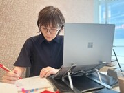制作作業中のにしおかすみこ