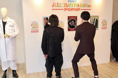 鏡に映った自分をコレカ風に自撮りできるフォトスポットを体験