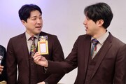 「コレカケース」を持つダイタク。「PASMOケースとしてもいい」（拓）、「残高が2525で双子ってか！」（大）