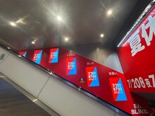 「ダブルインパクト2026」駅広告が渋谷駅に出現、笑顔のファイナリスト8組