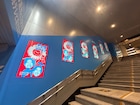 「ダブルインパクト2026」駅広告が渋谷駅に出現、笑顔のファイナリスト8組