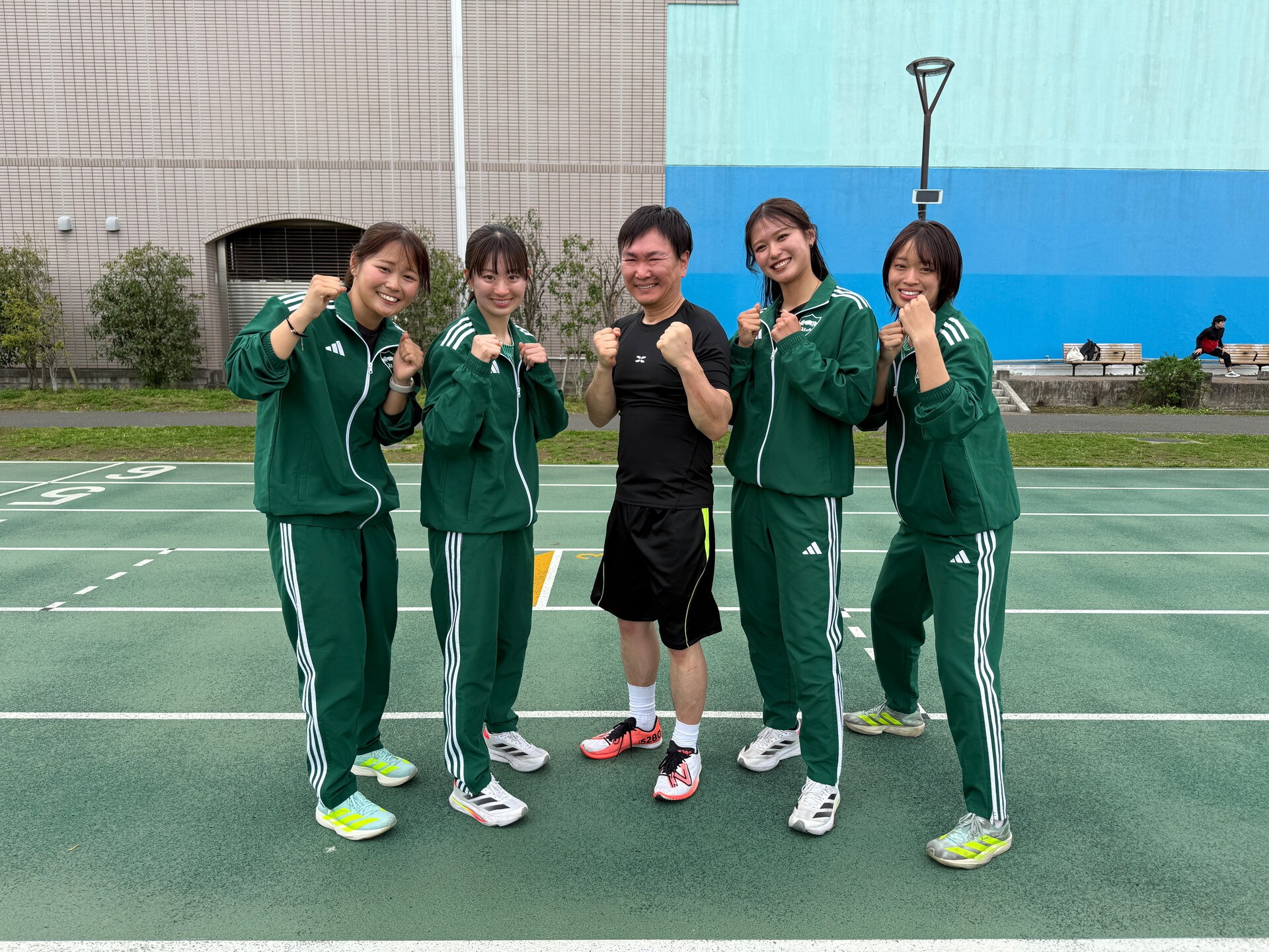 青山学院大学陸上競技部の女子メンバーとかまいたち山内（中央） [画像