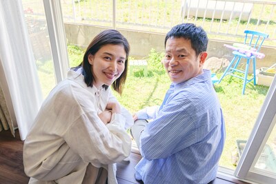 夫婦役のダイアン津田と橋本マナミ（左）