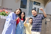 家族を演じる（左から）橋本マナミ、横溝菜帆、前山こうが、ダイアン津田