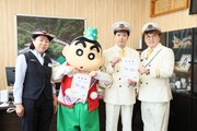 マユリカと野原しんのすけ、実際の大曲駅長（左）