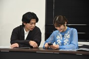 「うちの子カード伝説」で実際に遊ぶ（左から）マヂカルラブリー・野田クリスタル、渋谷凪咲