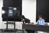 「うちの子カード伝説」で実際に遊ぶ（左から）マヂカルラブリー・野田クリスタル、渋谷凪咲