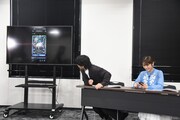 「うちの子カード伝説」で実際に遊ぶ（左から）マヂカルラブリー・野田クリスタル、渋谷凪咲