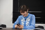 生成されたカードを見て喜ぶ渋谷凪咲