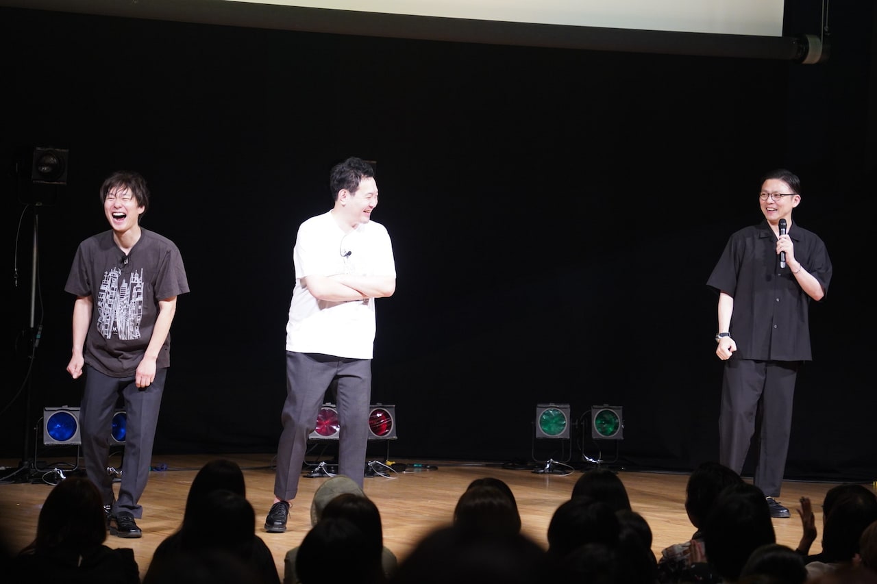 「マシンガンズ単独ライブ 約束～Supported by ガクテンソク奥田～」に出演したマシンガンズと、エンディングに登場したガクテンソク奥田（右）