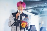 記念展のナビゲーターキャラクター「ホミータ」とEXIT兼近