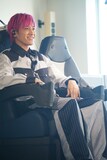 VR体験の準備中のEXIT兼近