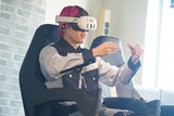 VR体験中に「冒険の書」を手にしたとおぼしきEXIT兼近