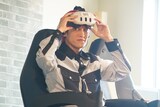 VR体験の準備中、ほかの出演者のトークが気になって一旦ゴーグルを外すEXIT兼近