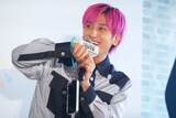 グッズのスマホシリコンブレスレットを紹介するEXIT兼近
