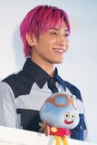記念展のナビゲーターキャラクター「ホミータ」とEXIT兼近