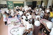 ちいかわの被り物を被る検見川小学校の児童たちと「新しいカギ」メンバー