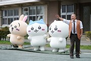 「映画ちいかわ」と「新しいカギ」がコラボ。左からうさぎ、ハチワレ、ちいかわ、ハナコ岡部