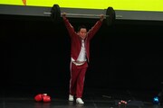 ダミーのバーベルを持ち上げるダイアン津田
