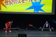 ライブの本筋とは関係なく、ダミーのバーベルを持ち上げるくだりを続ける2人