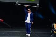 ダミーのバーベルを持ち上げる宮川大輔