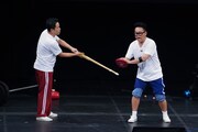 罰ゲームのすねへの打撃をまずは手で受けようとする宮川大輔