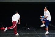 ライブの本筋とは関係なく、宮川大輔が提案したボールキャッチ対決を繰り広げる2人。宮川大輔がノーミスでナイスキャッチを続けた