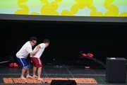 足つぼマットを用いた早押しクイズに臨む2人