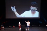 ストップウォッチを見ずに10秒きっちりで止めるチャレンジに臨む宮川大輔。ライブの本筋とは関係ない