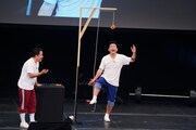 ドローに終わったドーナツ食べ対決の様子